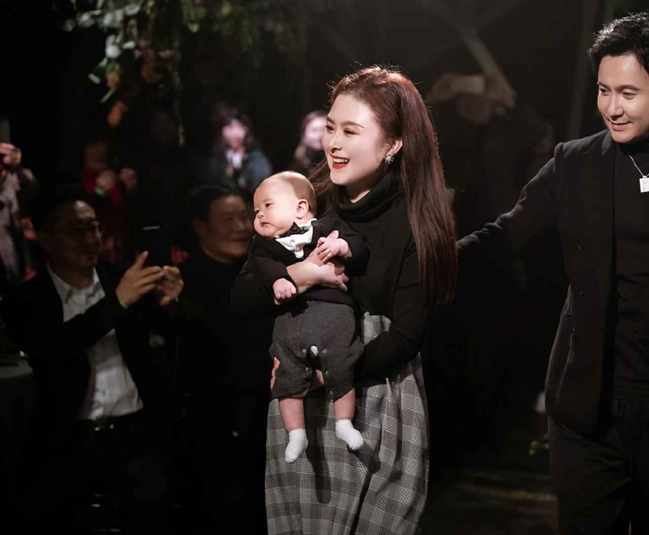 沈腾老婆也太美了吧,穿拼色连衣裙珠圆玉润,富态身材韵味十足