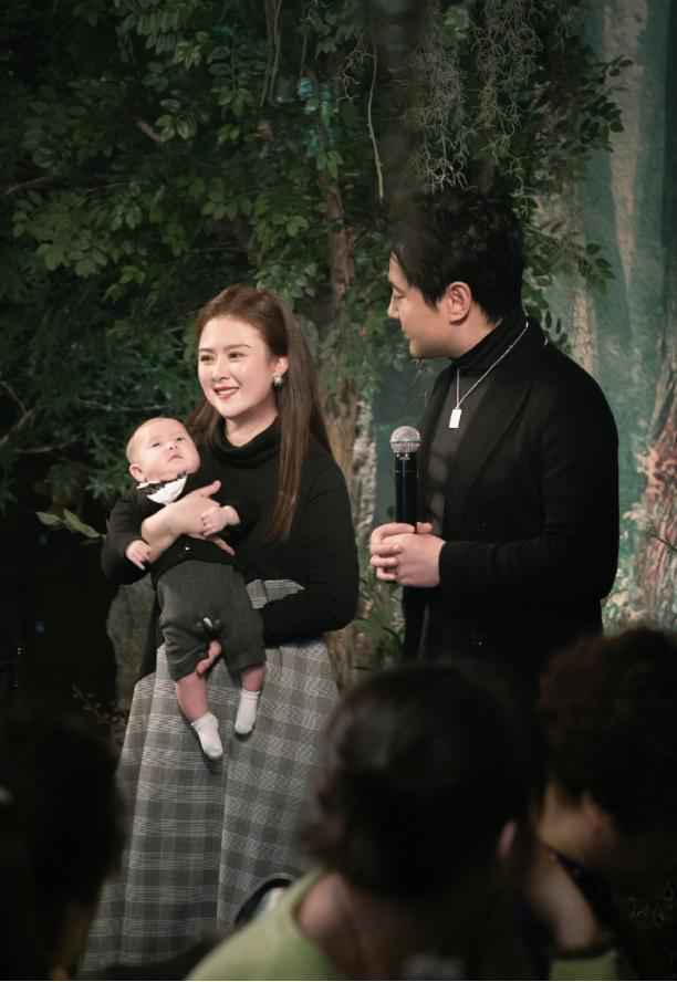 沈腾老婆也太美了吧,穿拼色连衣裙珠圆玉润,富态身材韵味十足