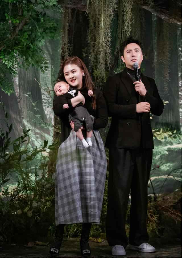 沈腾老婆也太美了吧,穿拼色连衣裙珠圆玉润,富态身材韵味十足