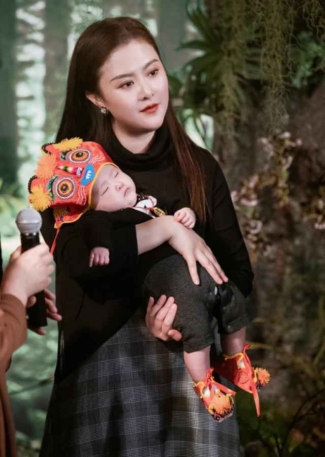 沈腾老婆也太美了吧,穿拼色连衣裙珠圆玉润,富态身材韵味十足