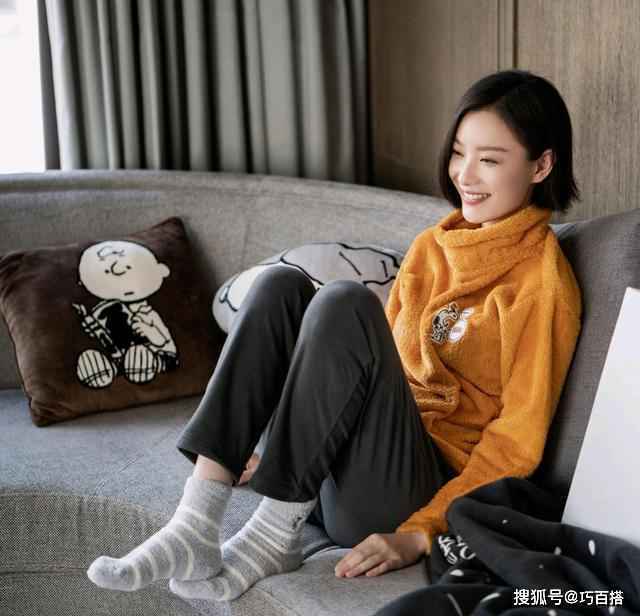 倪妮晒私服照片,家居服也能美得高级大气,不愧是行走的气质女神