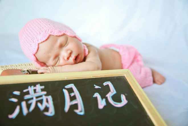 原创
双胞胎姐妹满月的那些事！妹妹和姐姐相处的画面太让人感动了！