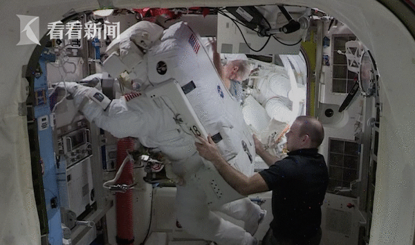 不是小问题!国际空间站宇航员出舱行走弄丢小镜子