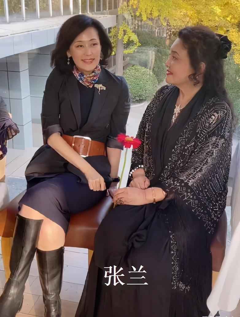 大S的62岁婆婆戴满珠宝露面,曾收儿媳送的爱马仕,网友:有气质