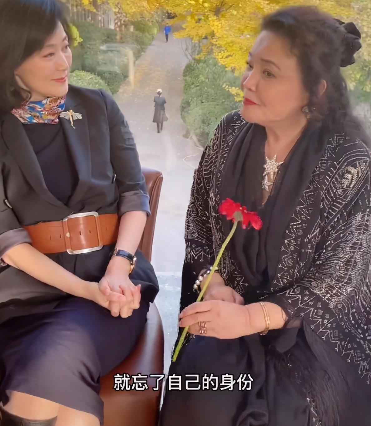 大S的62岁婆婆戴满珠宝露面,曾收儿媳送的爱马仕,网友:有气质