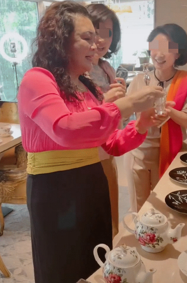 大S的62岁婆婆戴满珠宝露面,曾收儿媳送的爱马仕,网友:有气质