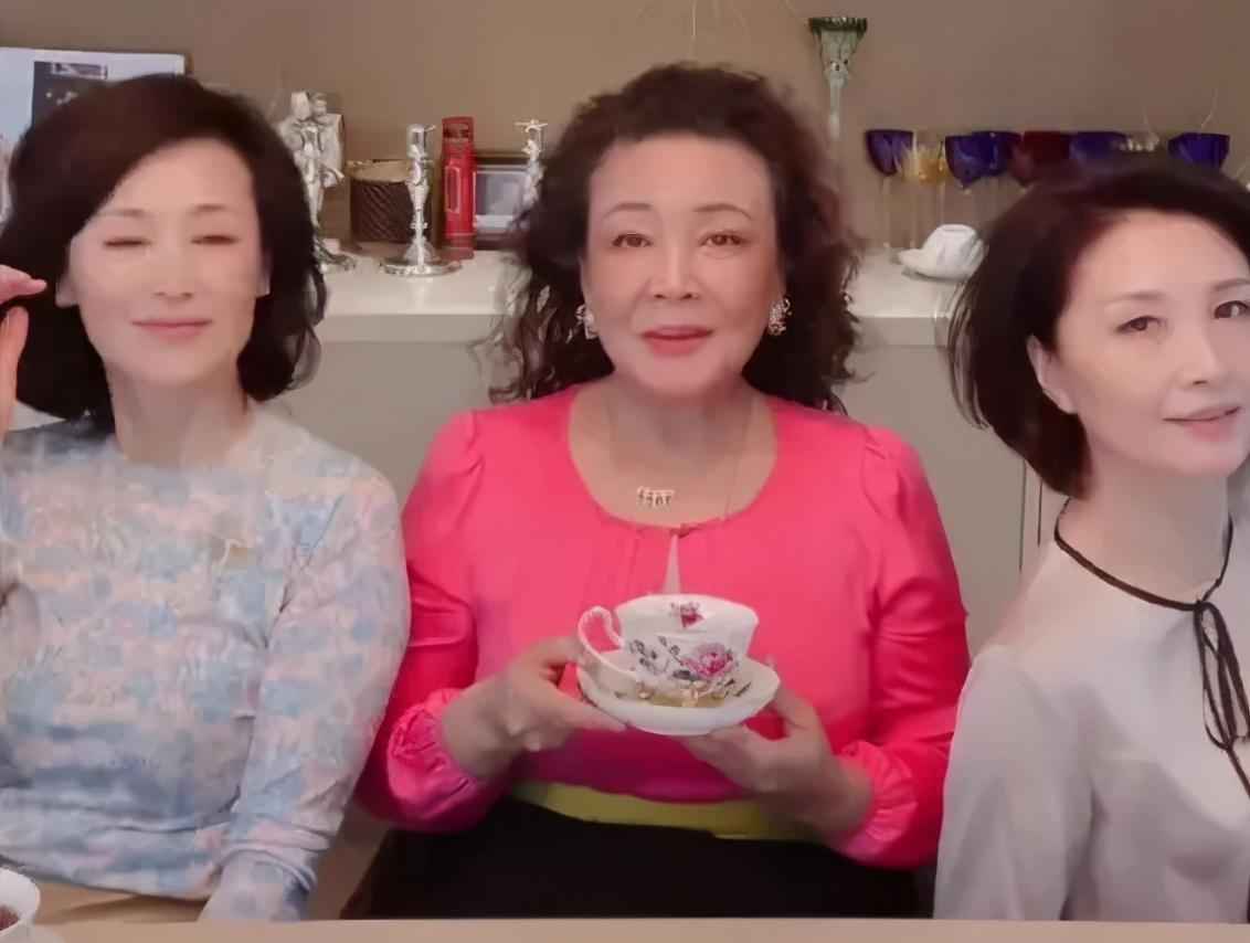 大S的62岁婆婆戴满珠宝露面,曾收儿媳送的爱马仕,网友:有气质