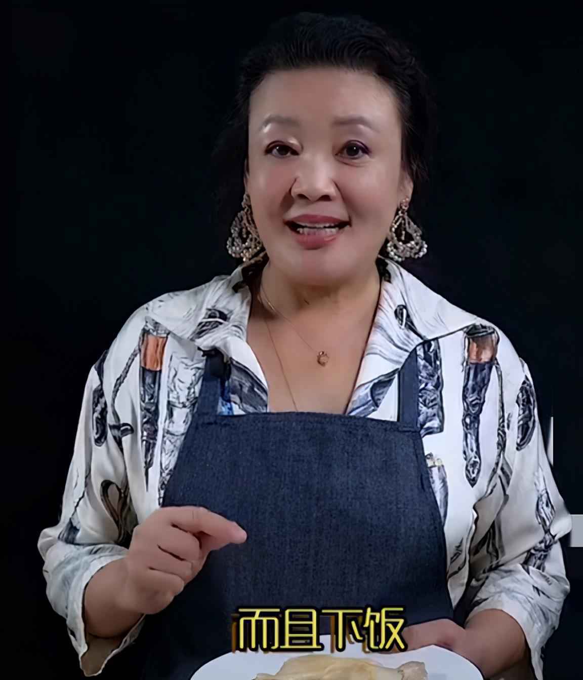 大S的62岁婆婆戴满珠宝露面,曾收儿媳送的爱马仕,网友:有气质
