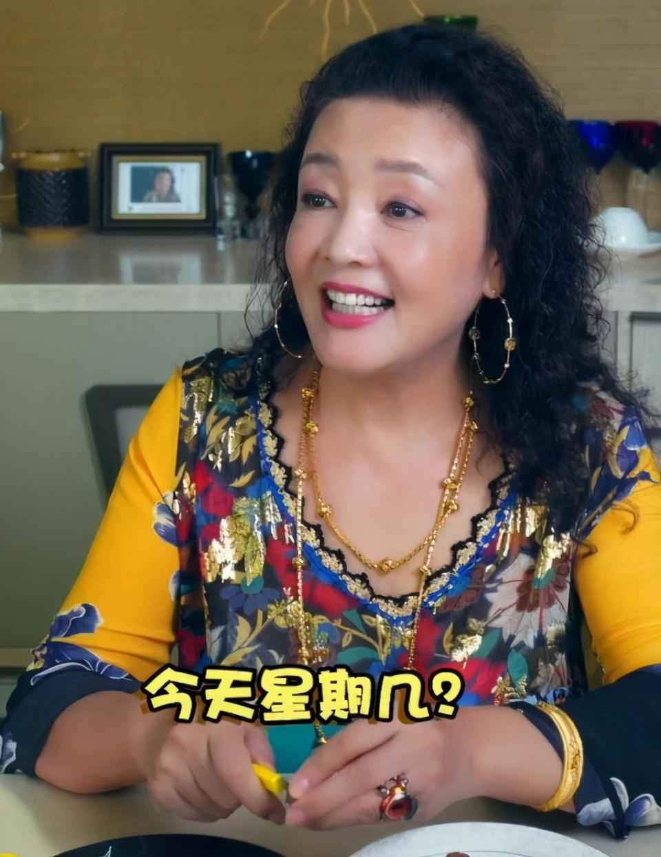 大S的62岁婆婆戴满珠宝露面,曾收儿媳送的爱马仕,网友:有气质
