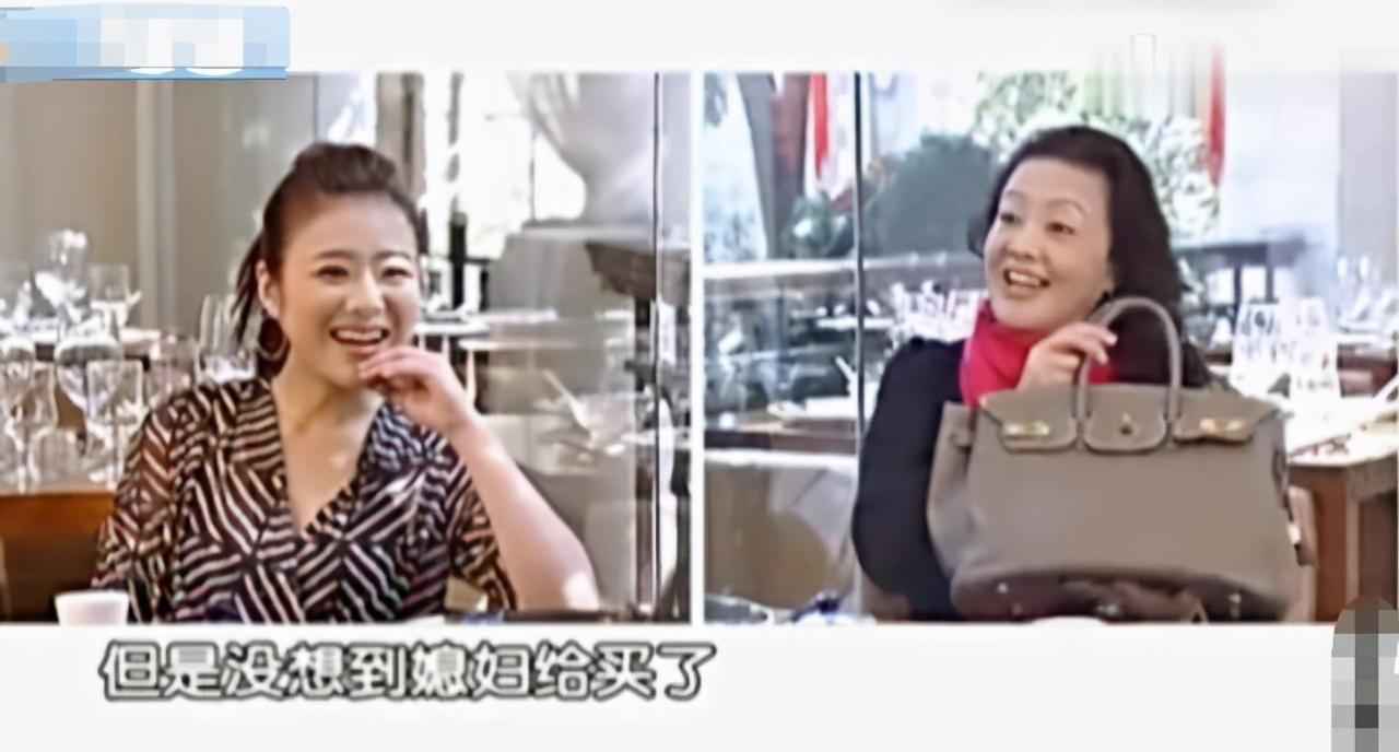 大S的62岁婆婆戴满珠宝露面,曾收儿媳送的爱马仕,网友:有气质
