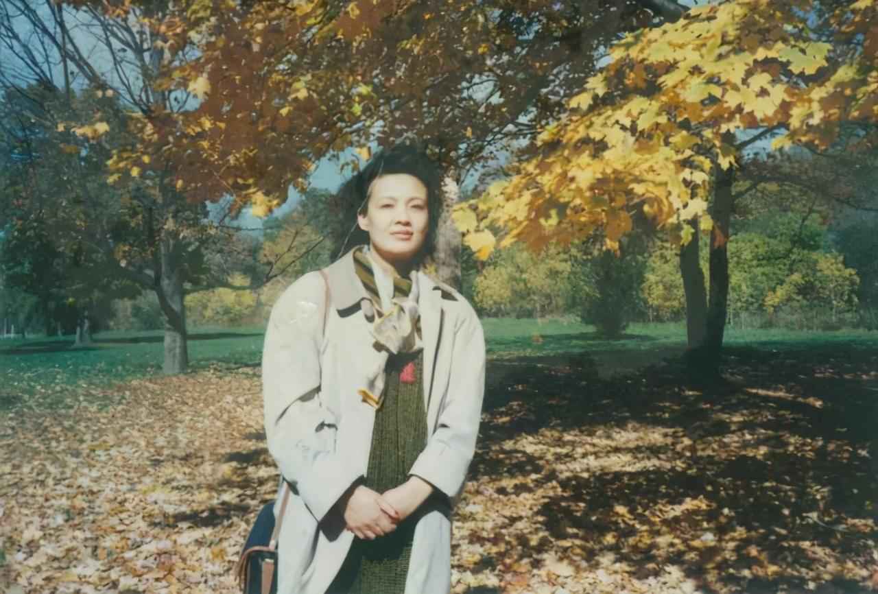 大S的62岁婆婆戴满珠宝露面,曾收儿媳送的爱马仕,网友:有气质