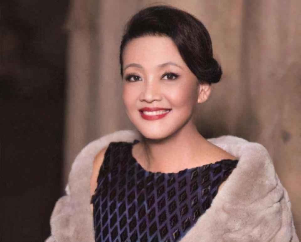 大S的62岁婆婆戴满珠宝露面,曾收儿媳送的爱马仕,网友:有气质