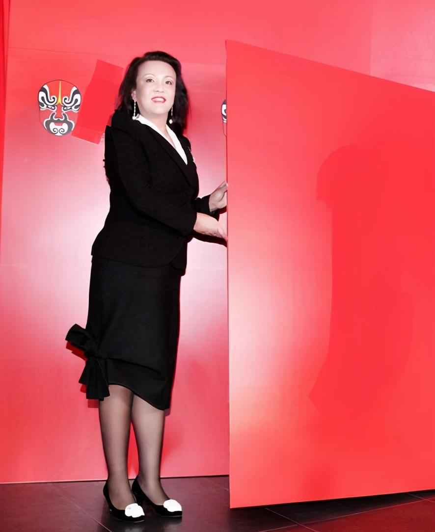 大S的62岁婆婆戴满珠宝露面,曾收儿媳送的爱马仕,网友:有气质