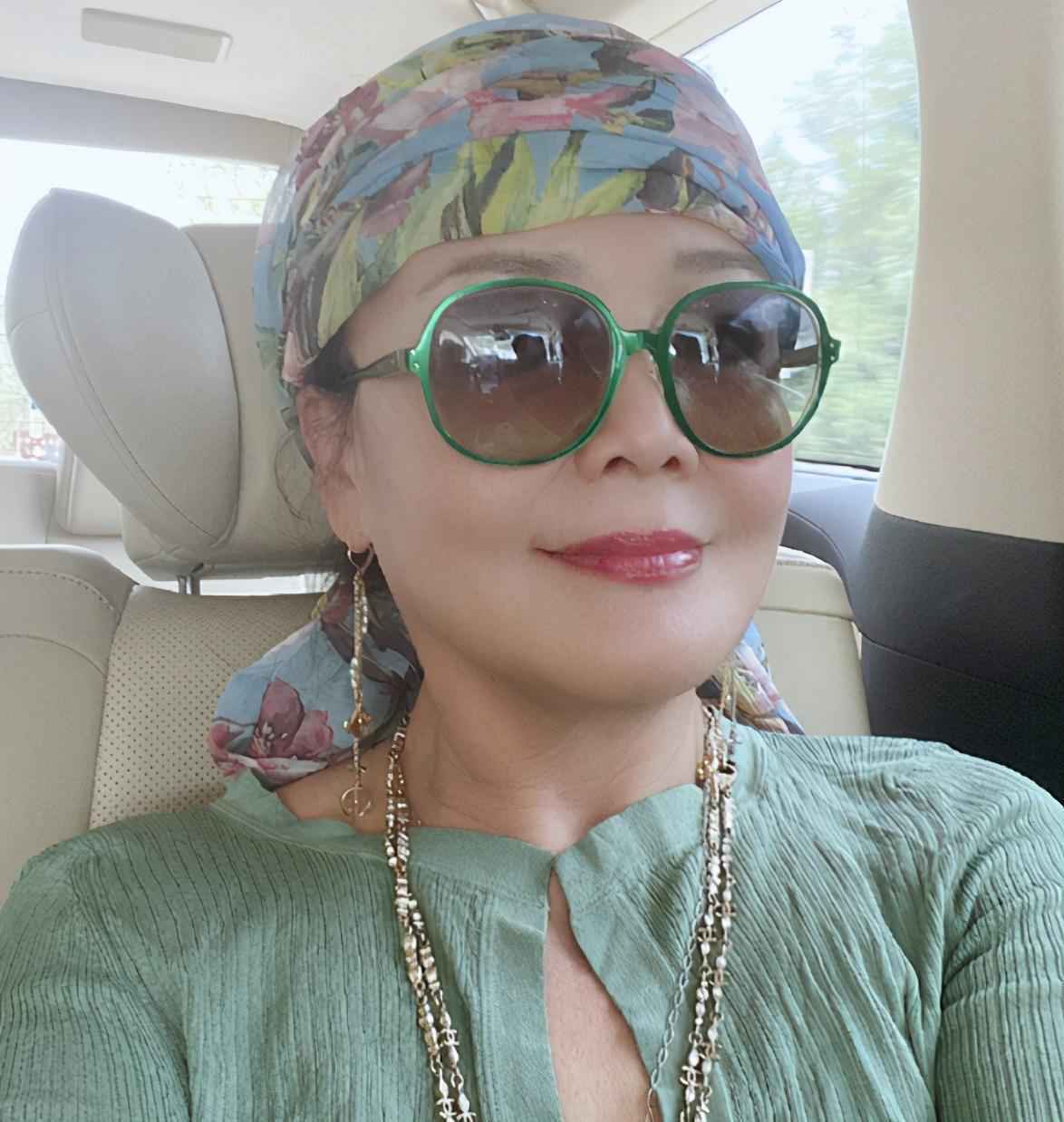 大S的62岁婆婆戴满珠宝露面,曾收儿媳送的爱马仕,网友:有气质