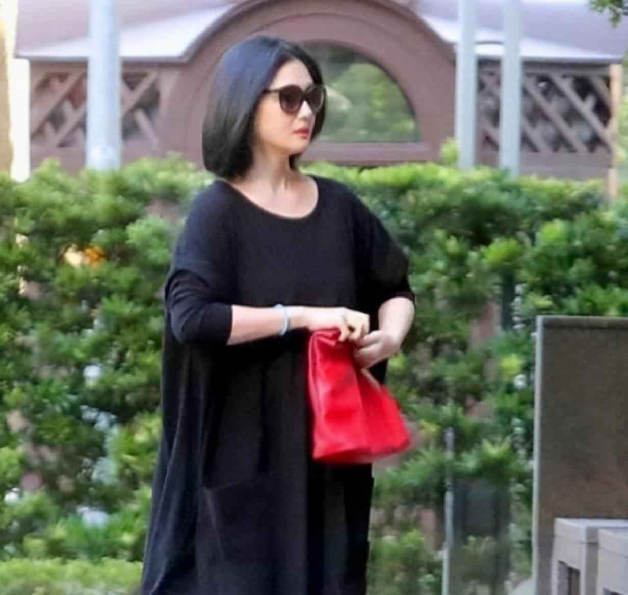 大S的62岁婆婆戴满珠宝露面,曾收儿媳送的爱马仕,网友:有气质