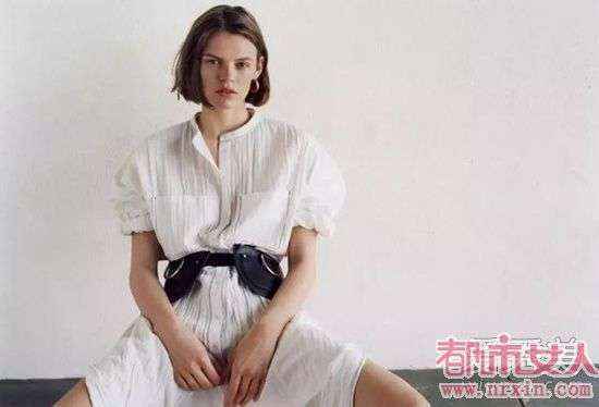 ZARA的白色连衣裙明星都在穿 裙子上加排扣子就这么时髦? ZARA的白色连衣裙明星都在穿 裙子上加排扣子就这么时髦?