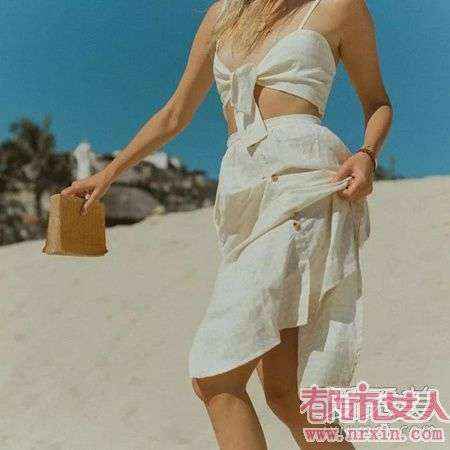 ZARA的白色连衣裙明星都在穿 裙子上加排扣子就这么时髦? ZARA的白色连衣裙明星都在穿 裙子上加排扣子就这么时髦?