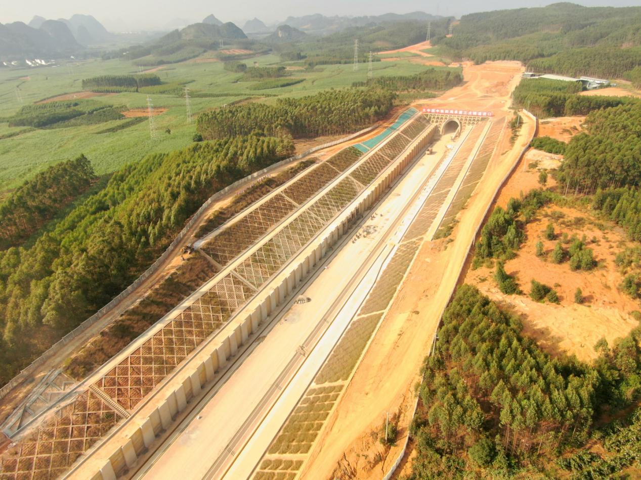 “葫芦”里面架大桥，南崇铁路大型全里程岩溶隧道全线贯通