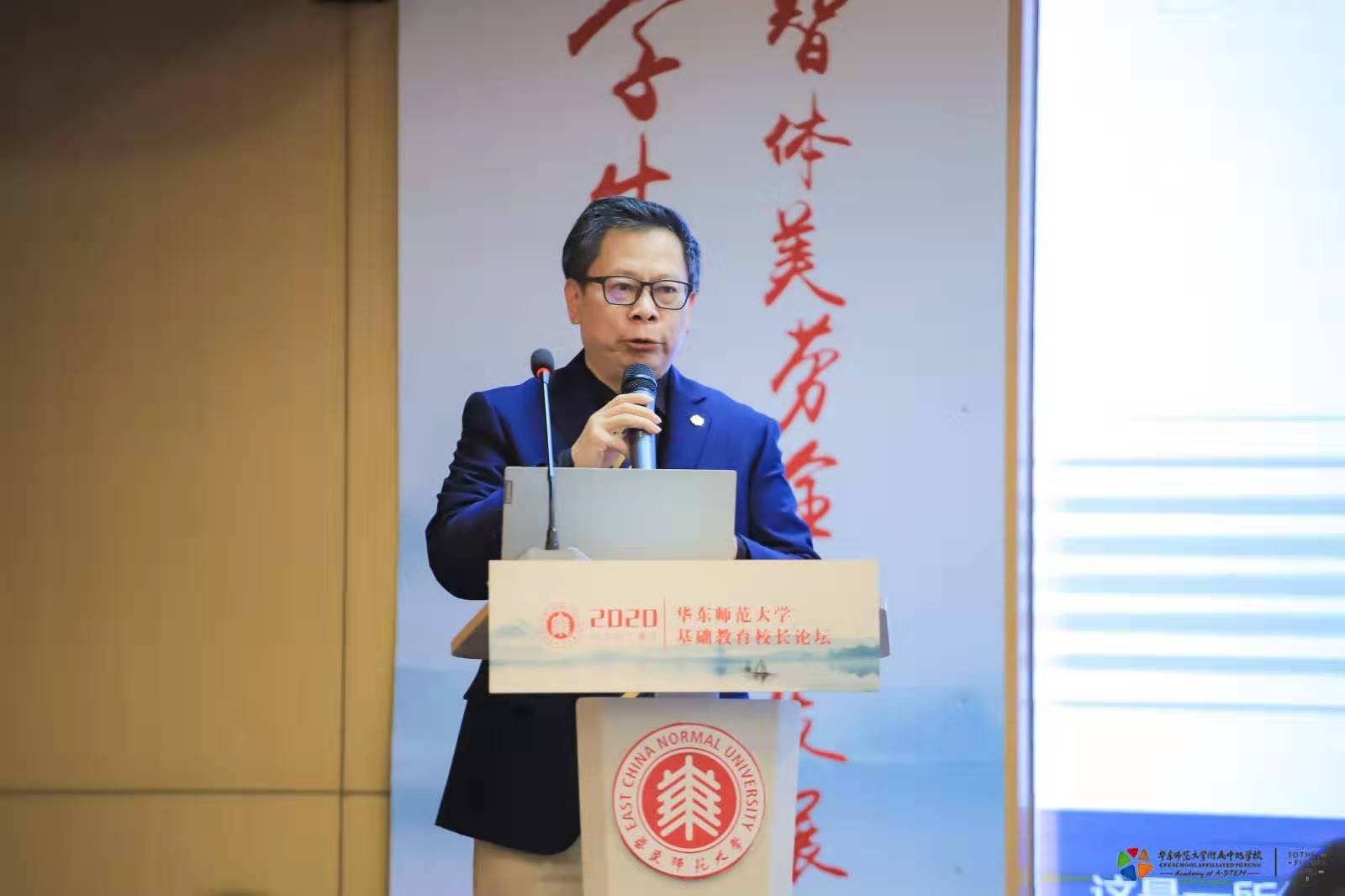 人工智能时代来临 教学方式需从“重教书”向“重育人”转变