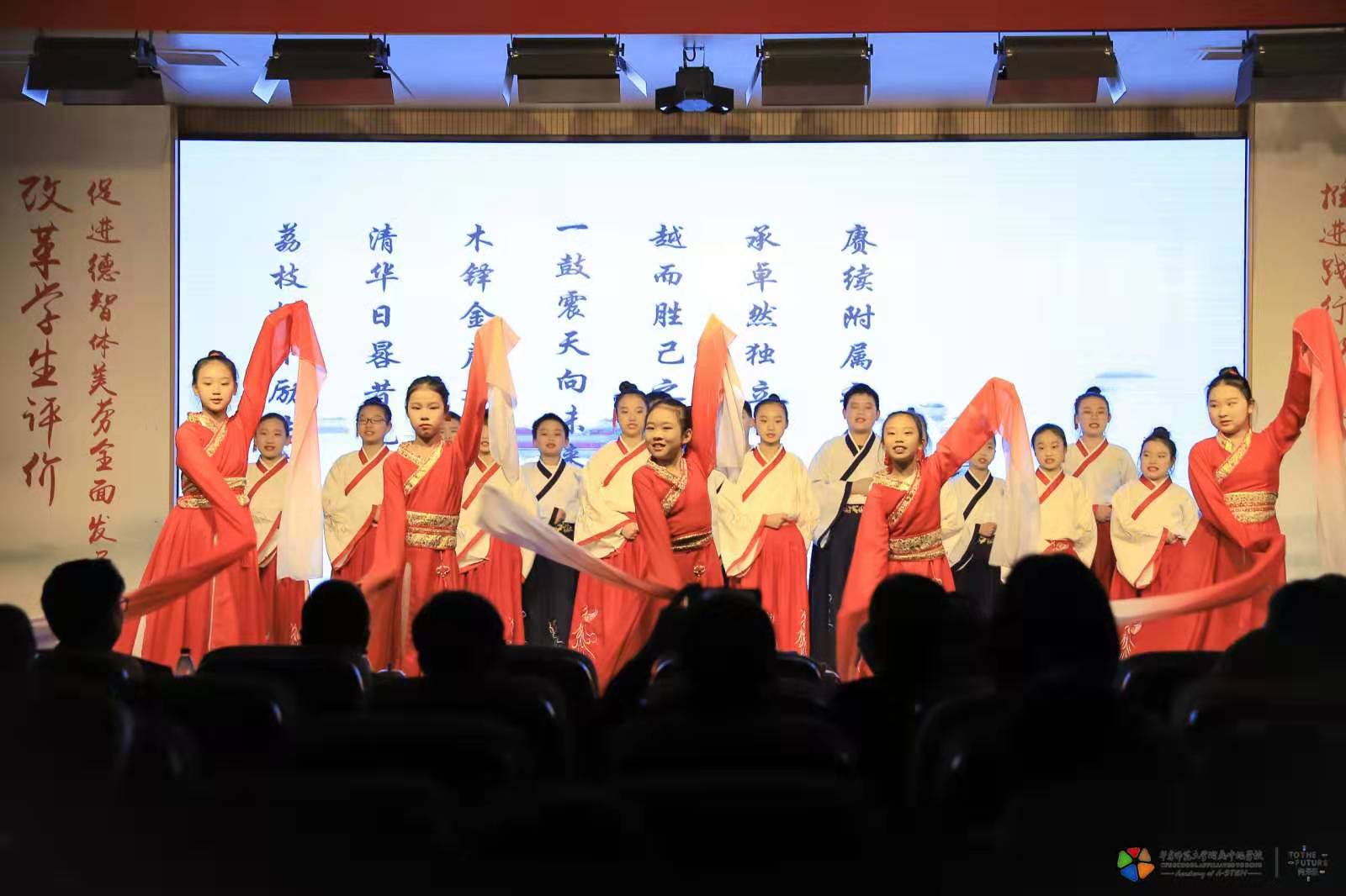 人工智能时代来临 教学方式需从“重教书”向“重育人”转变