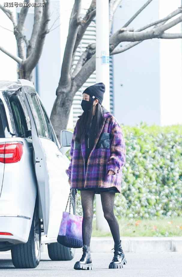 杨幂身体太抗冻了！大冬天还穿着黑丝袜凹造型，一般人可hold不住