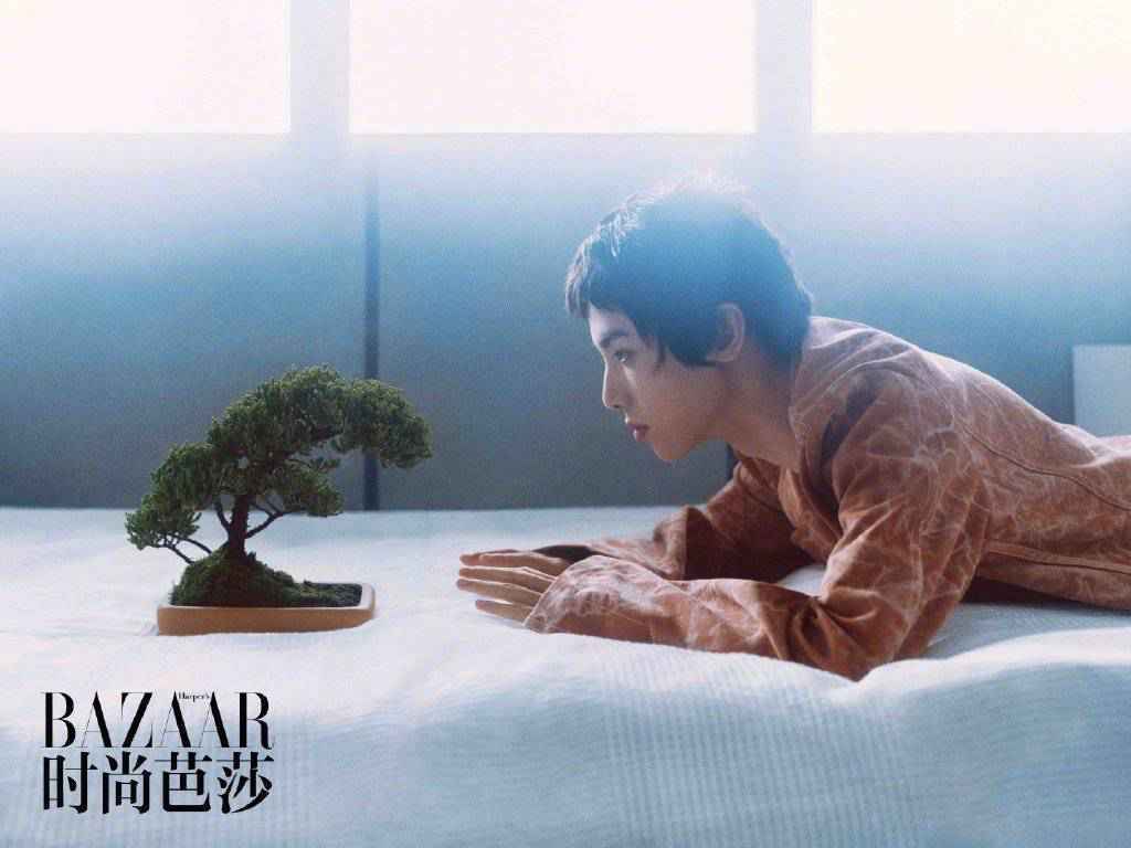 华晨宇《时尚芭莎》内页大片公开 披头士短刘海造型彰显不羁个性