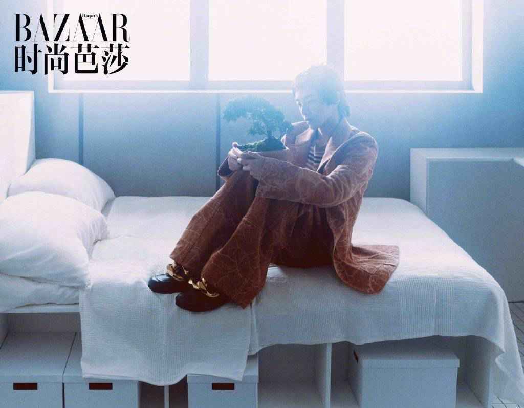 华晨宇《时尚芭莎》内页大片公开 披头士短刘海造型彰显不羁个性