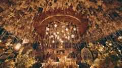 以欧洲古典主义建筑风格为灵感的金色城堡婚礼