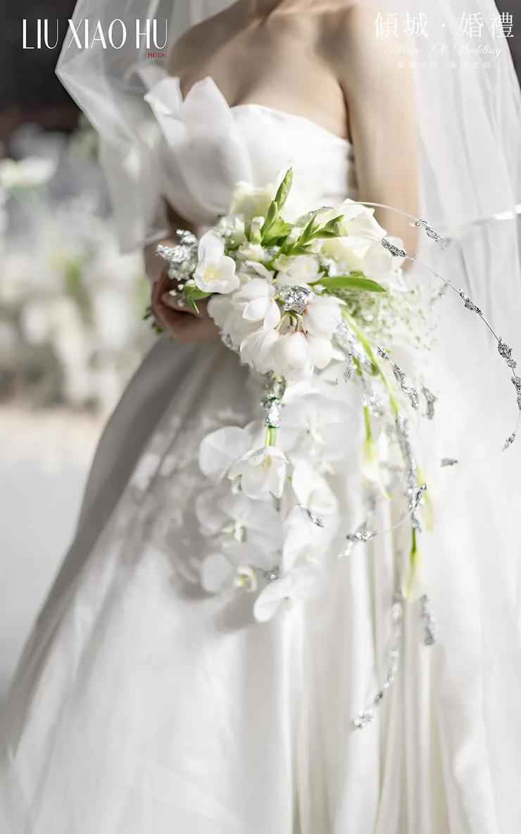 花费2天一夜打造了这一座白色梦境婚礼殿堂
