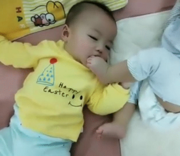 双胞胎弟弟饿了,咬着哥哥的脚吃了起来,哥哥是什么反应呢? 双胞胎弟弟饿了,咬着哥哥的脚吃了起来,哥哥是什么反应呢?