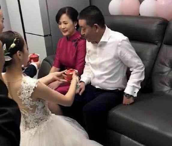 原创
儿子儿媳婚礼，“最美婆婆”抢了风头，网友：这新娘嫁对了