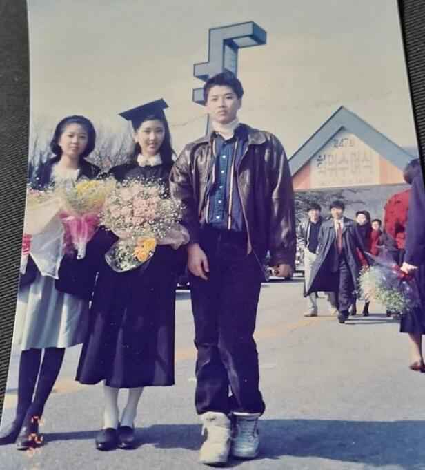 51岁冻龄美女网红承认整容，19岁开始整形，如今和女儿合影像姐妹