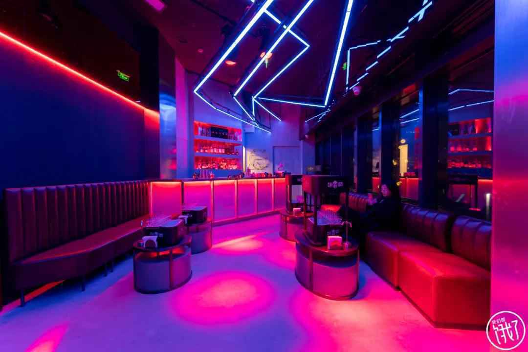 挤满全球神级好店的潮流新地标，飞夜街区昨日正式杭州开街！