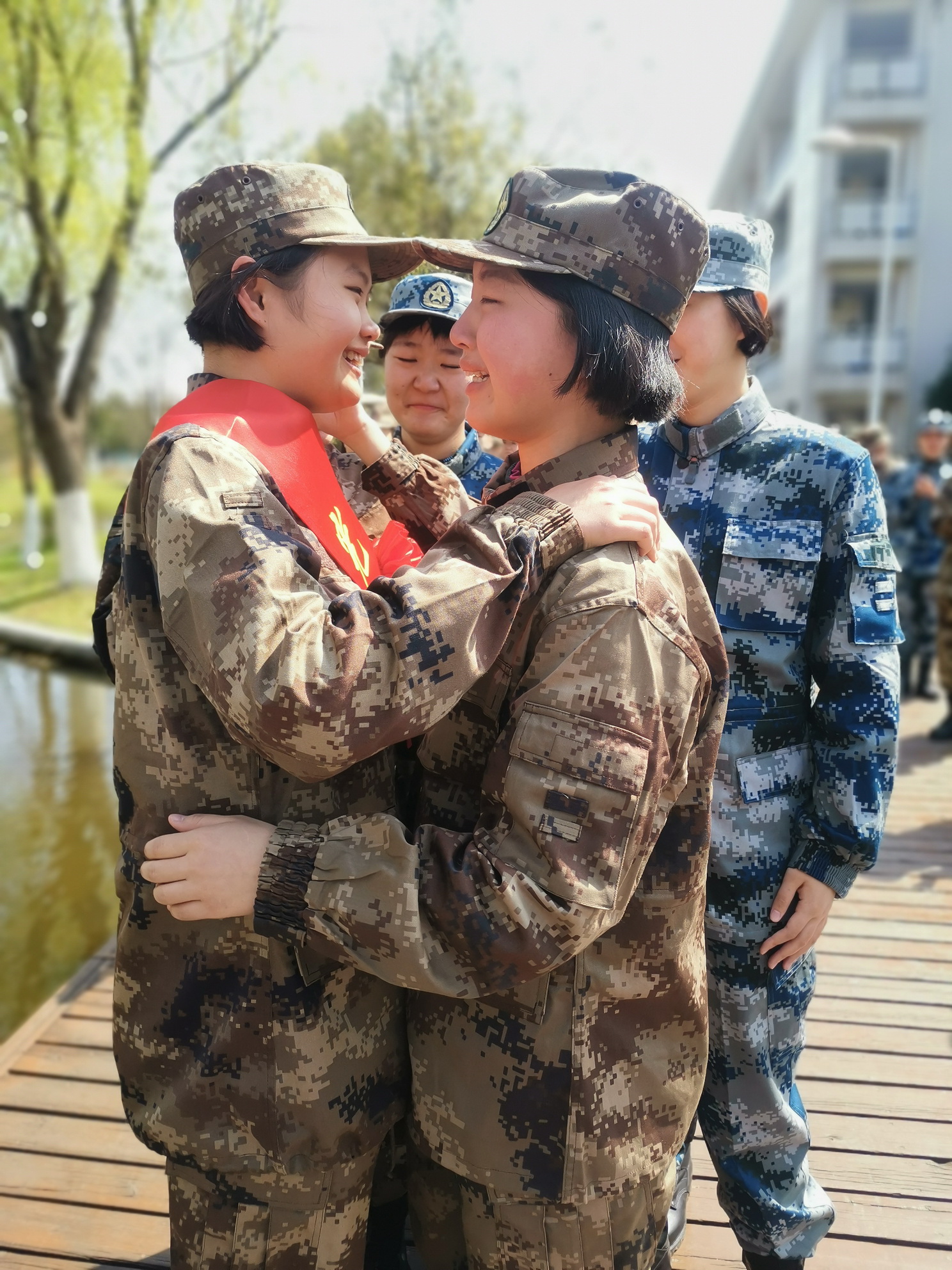 莘莘学子争当“军中绿花”！南京58名女青年奔赴军营
