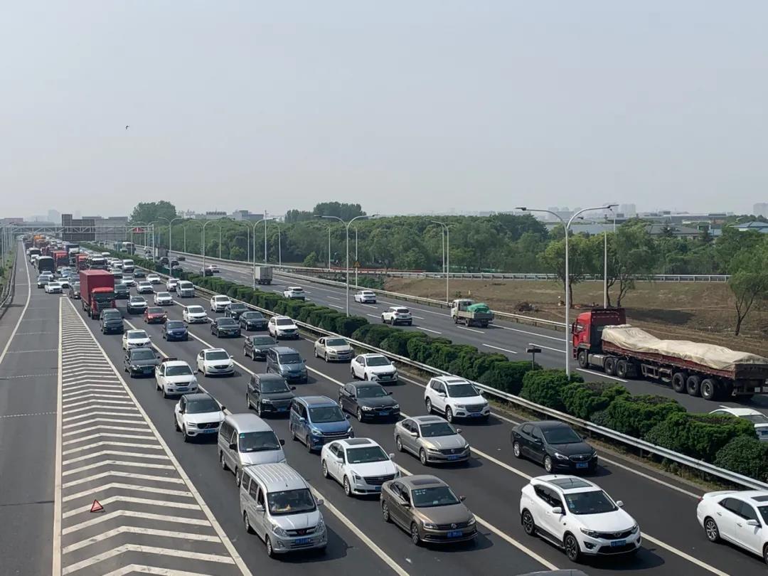 新基建实力迎战五一高速路“双重考验”
