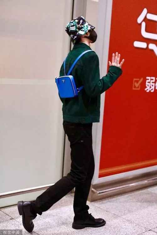 蔡徐坤的MINI背包里能装下什么?当然是我的少女心啦!