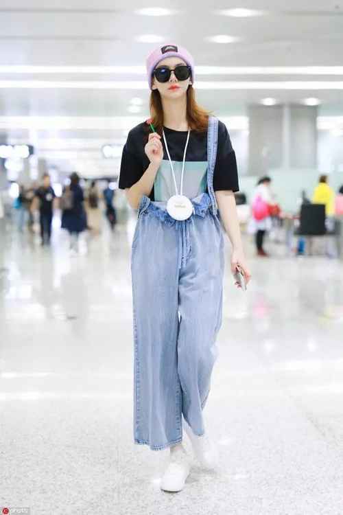 蔡徐坤的MINI背包里能装下什么?当然是我的少女心啦!