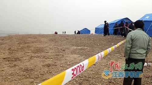 江西赣江边惊现大量铜钱 数百人齐聚沙滩寻宝