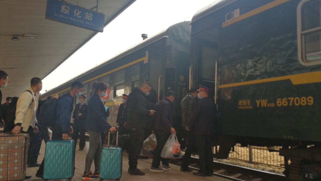 500插秧客乘坐“淘金专列”奔赴三江平原