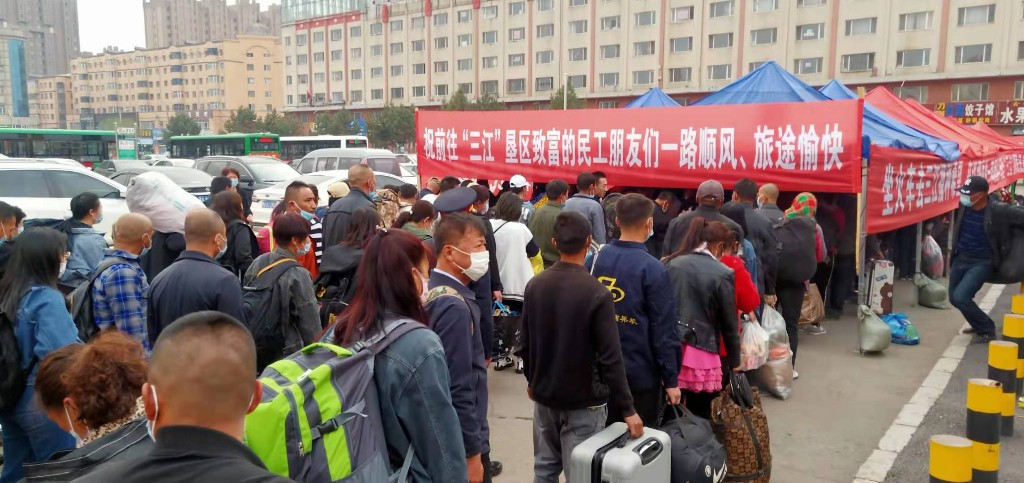 500插秧客乘坐“淘金专列”奔赴三江平原