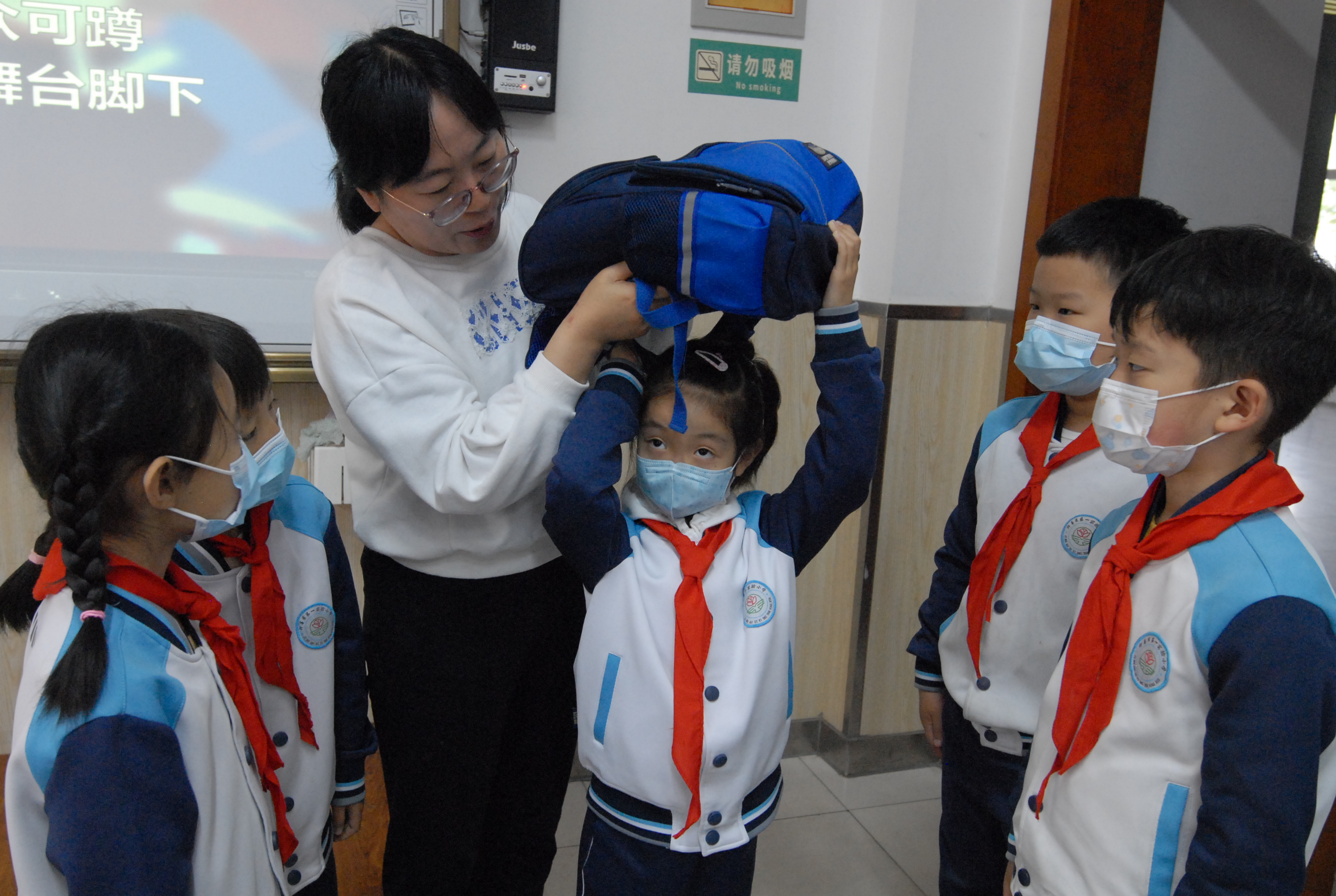 防灾减灾日，校园里头学知识