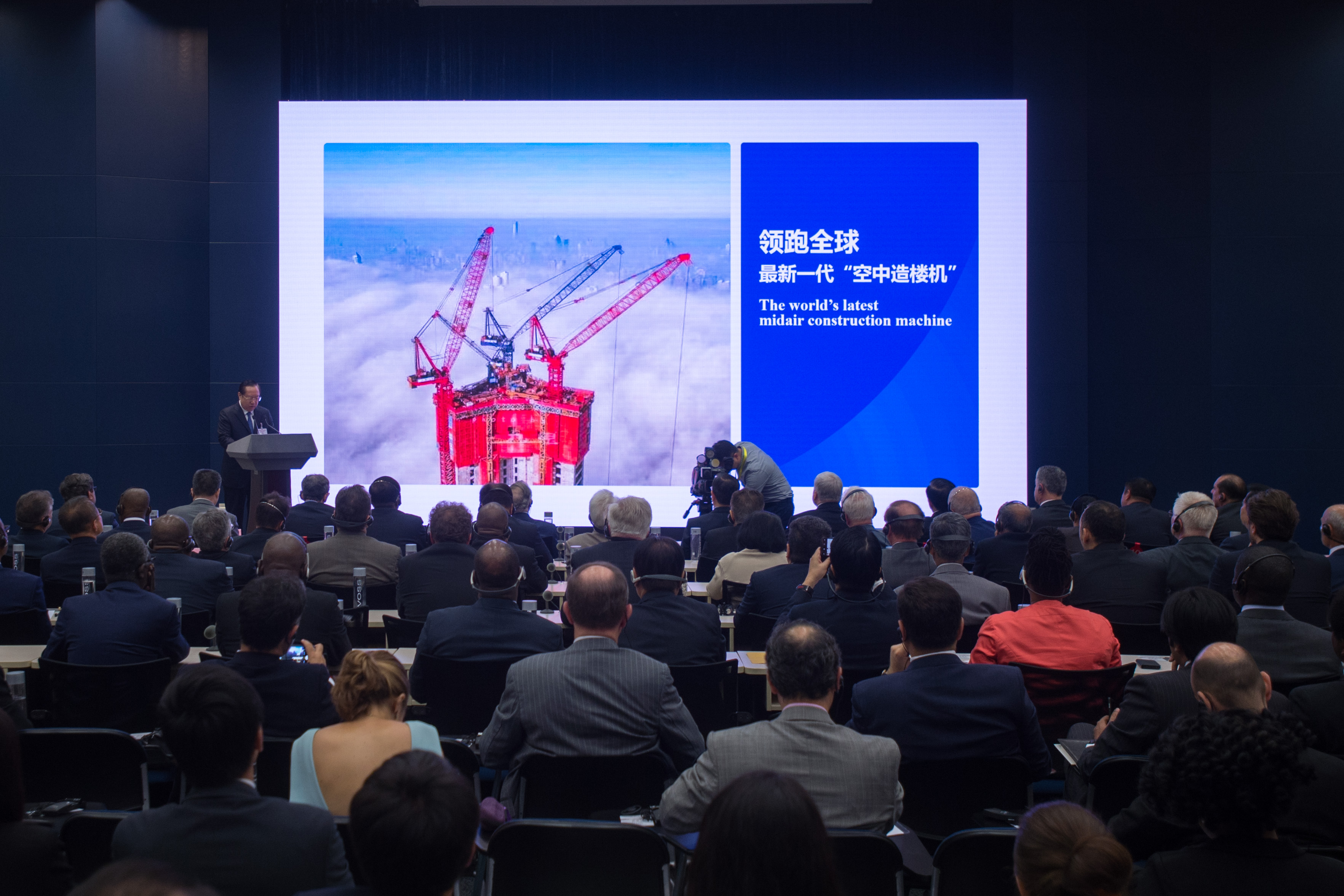 “空中造楼机”4次提档升级迈上建筑科技高峰
