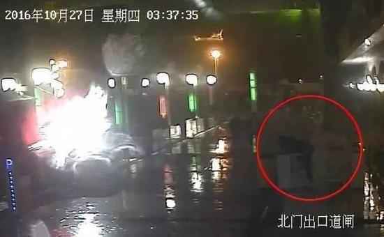 男子撩妹不成逃跑时毁了下身 或影响今后生育