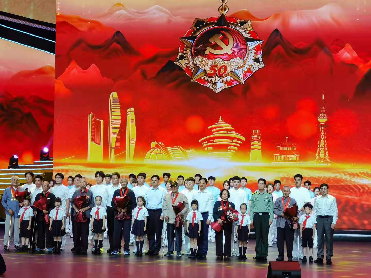 青岛市举办“光荣在党50年”纪念章颁发仪式暨“百年风华”主题党日