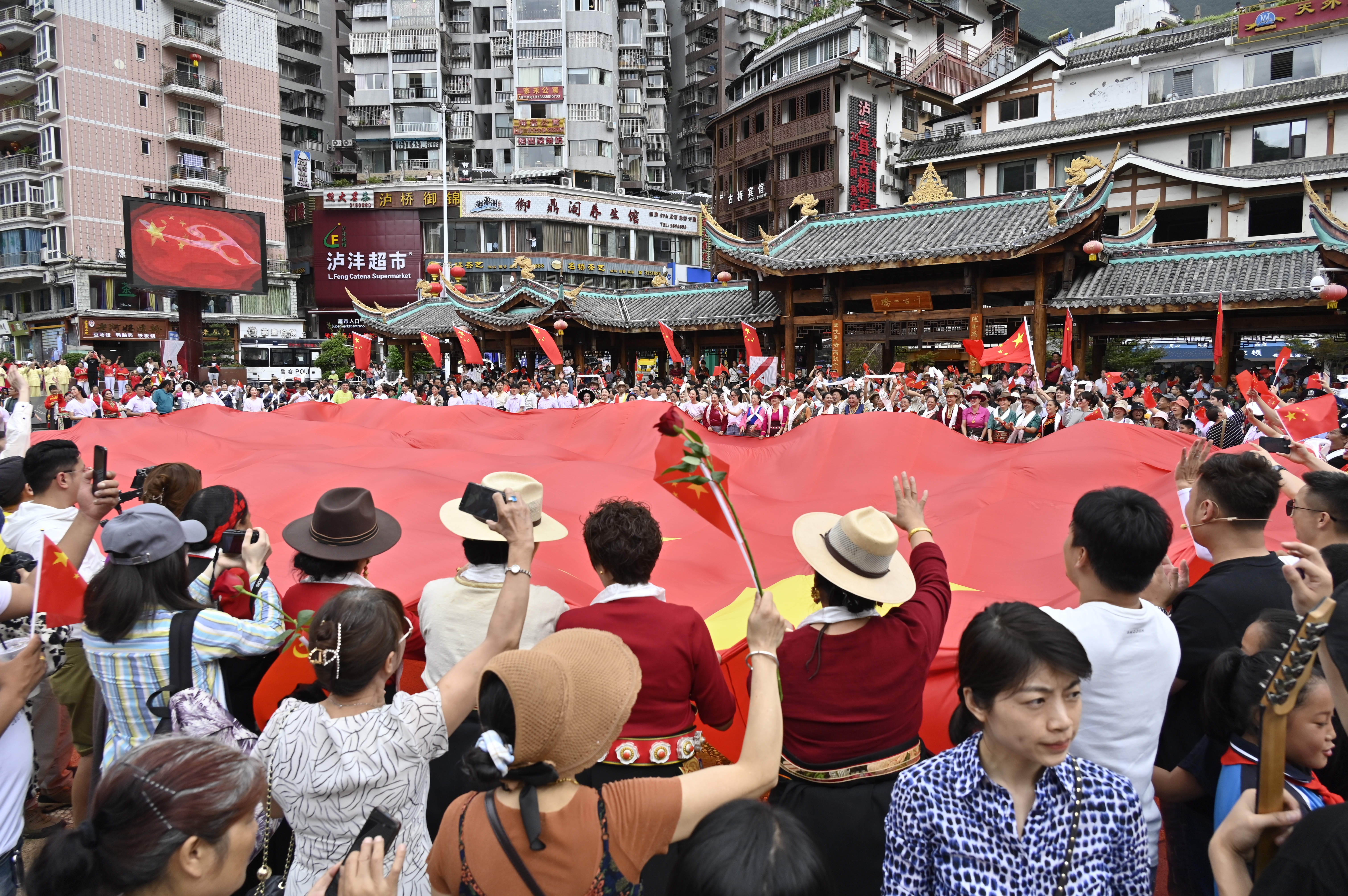  四川泸定县三千人快闪祝福祖国