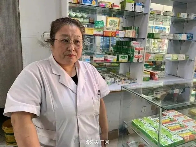 在一家药店打工的朱丽春（央广网发 张学龙 摄）