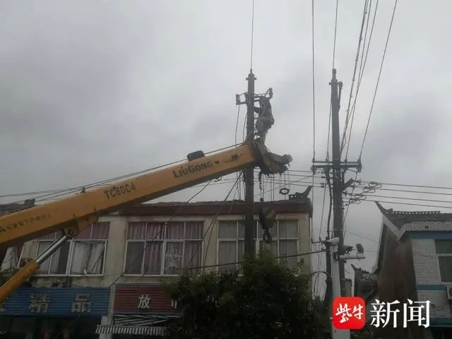 电力工人正在抢修受损的电力设施