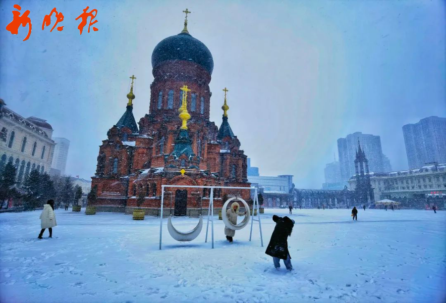 市民打卡索菲亚教堂，拍下雪中美景。