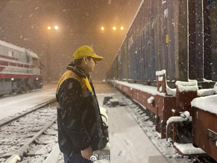 鹅毛大雪漫天飞！部分旅客列车停运 多地停课、错峰上下班